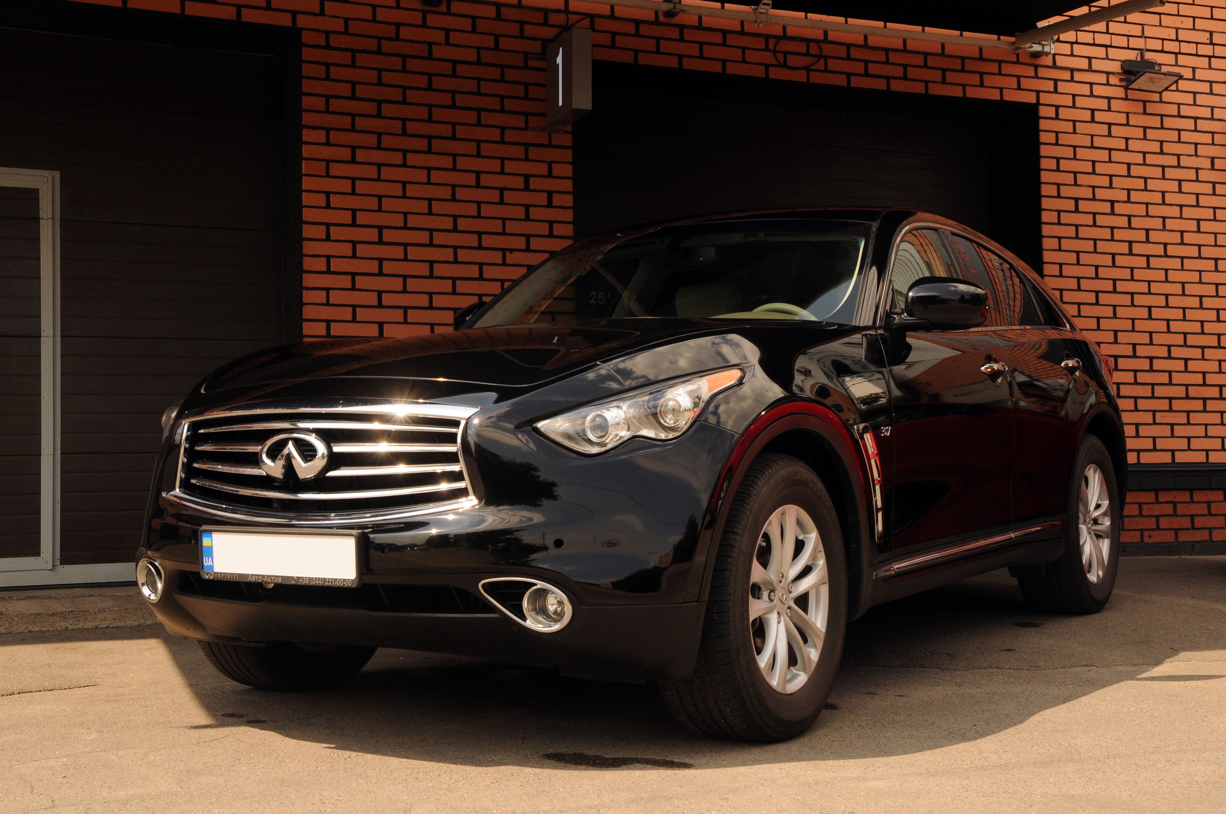 ГБО на Infiniti QX70 (Инфинити Кью Икс 70), фото установки газобаллонного  (газового) оборудования на авто - компания Motor-Gas